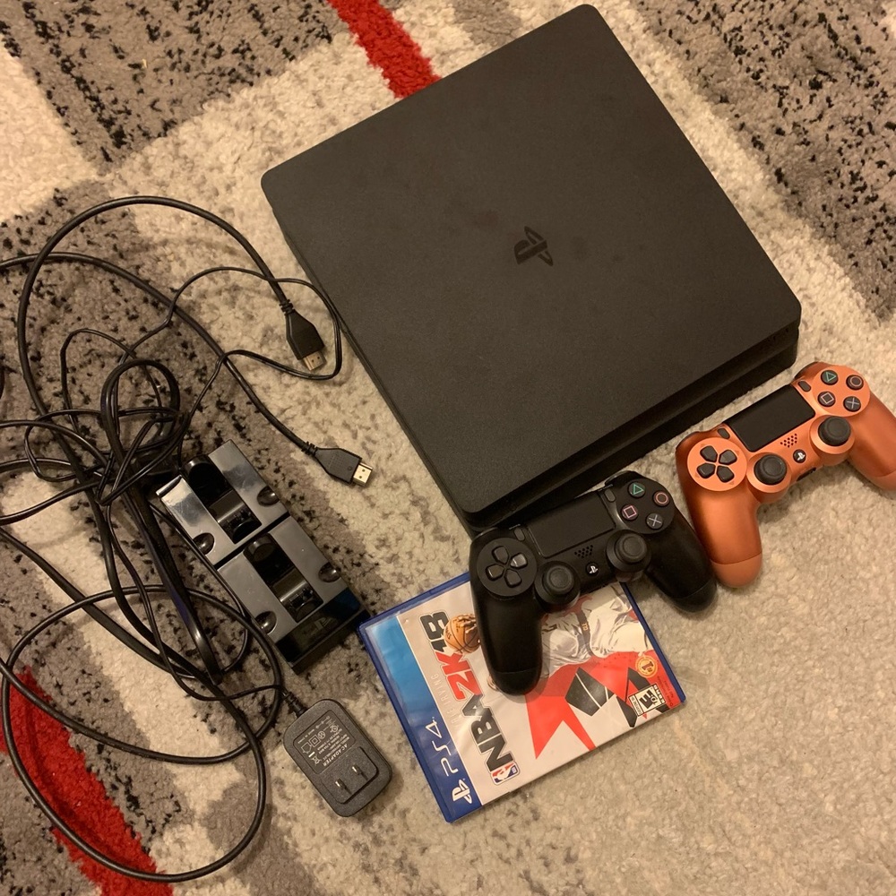 PS4 Slim 1TB + 2 Controller’s, 1 game!!!